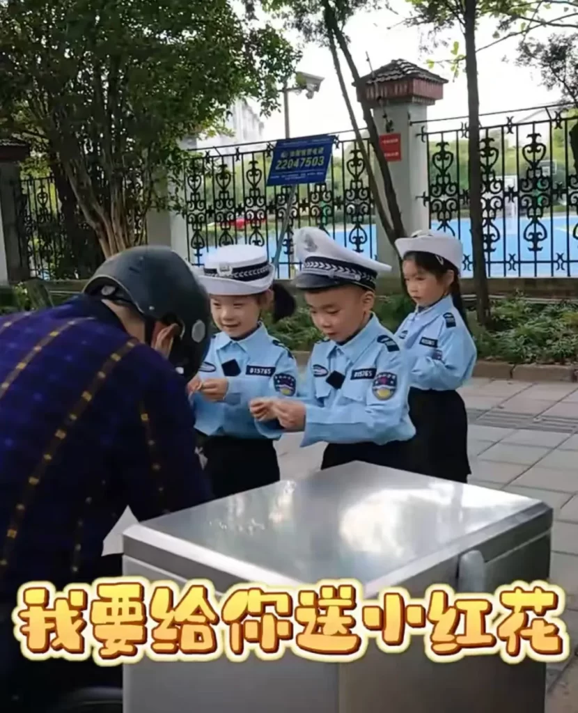 街头这一幕火了，比罚款更“社死”！网友：谁想出来的……