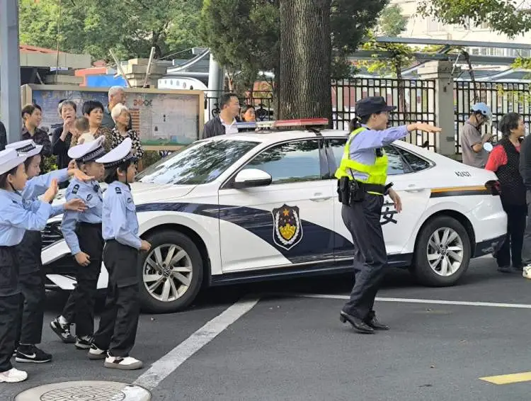 街头这一幕火了，比罚款更“社死”！网友：谁想出来的……