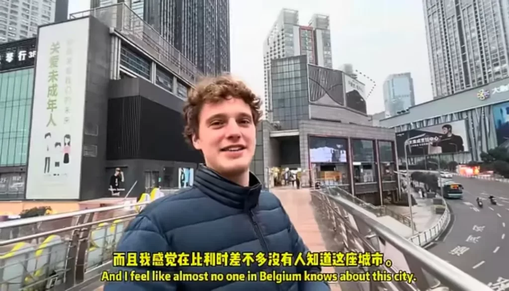 轻轨登上“重庆必吃榜”！网友：是麻辣味吗？